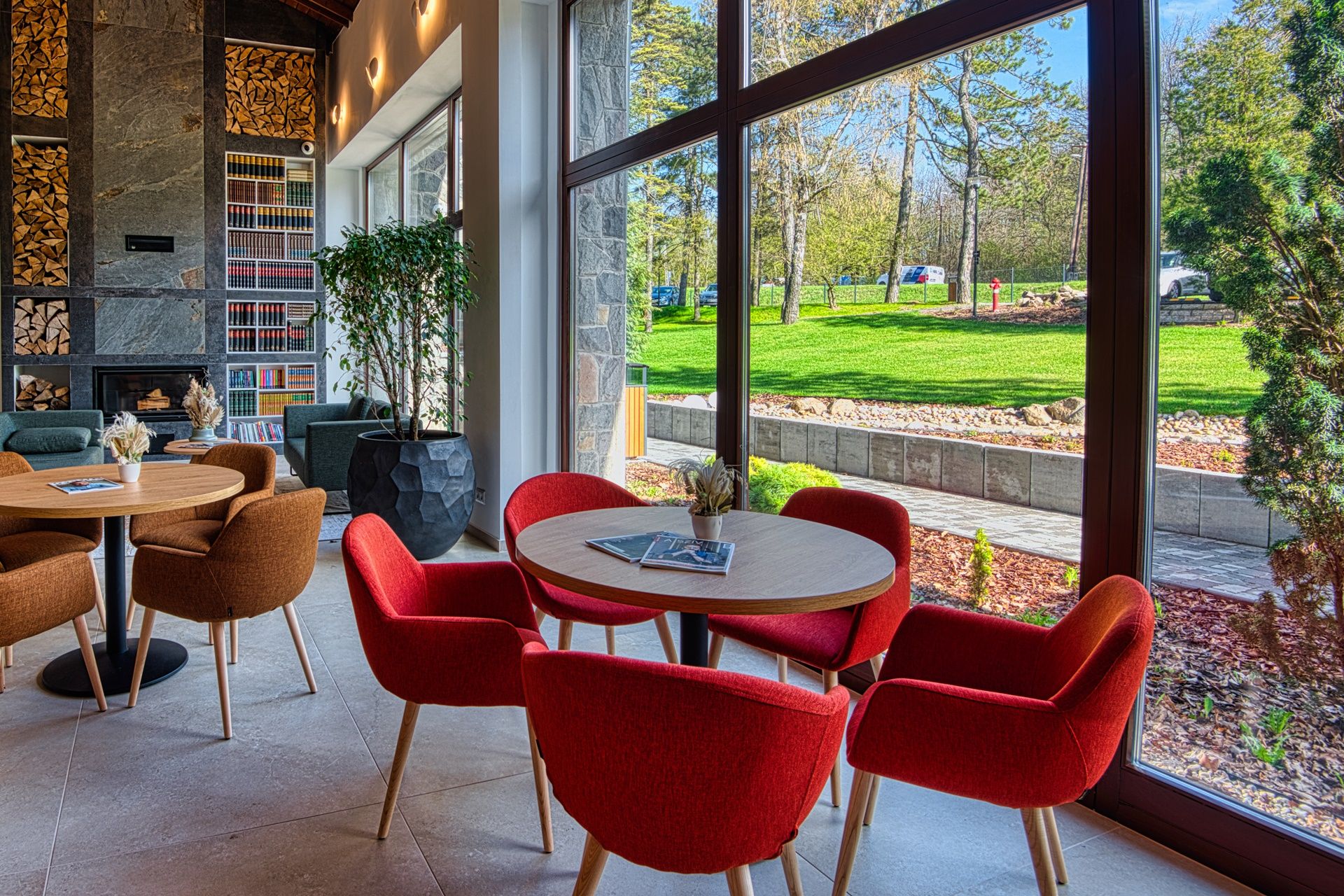 Egy hang, és aki mögötte van...