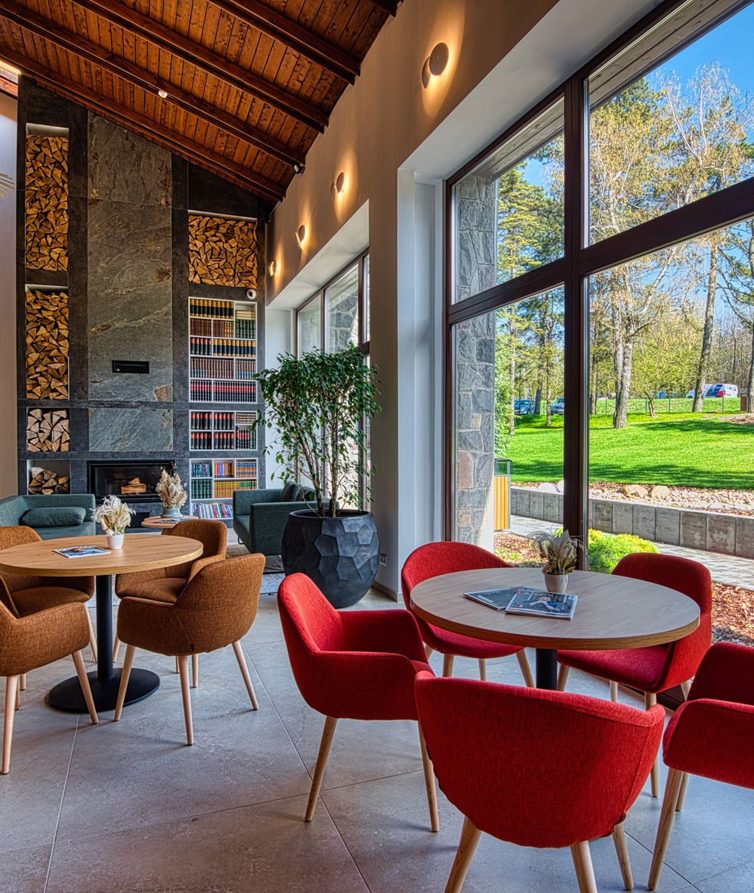 Egy hang, és aki mögötte van...